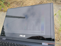 Поведение дисплея ноутбука на улице в облачную погоду
