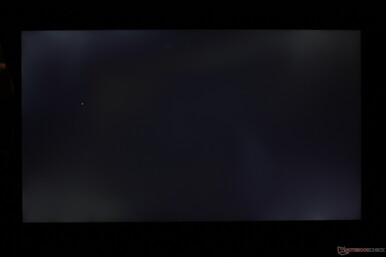 Умеренные утечки подсветки и битый пиксель в левой части