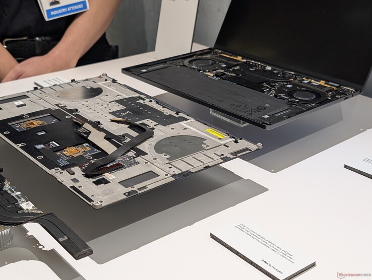 Будьте осторожны, чтобы не повредить ленточный кабель клавиатуры, когда будете отсоединять крышку C от крышки D