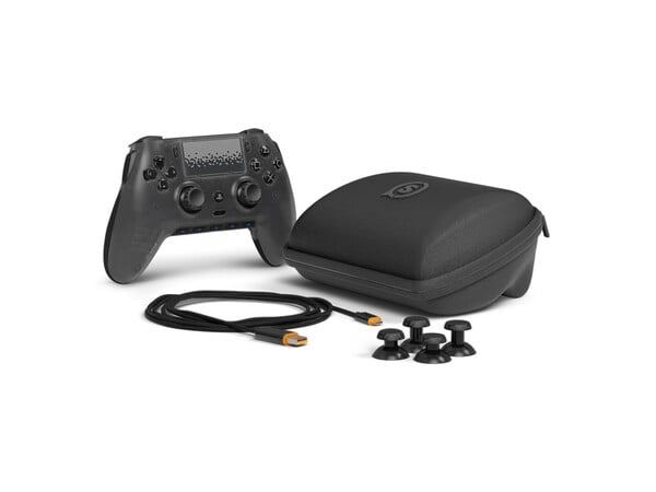 Scuf Omega поставляется с дополнительными аксессуарами, включая чехол.
