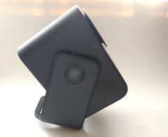 Вертикальный TCL C1 может опрокинуться, но его вес помогает предотвратить это. (Источник изображения: Notebookcheck)