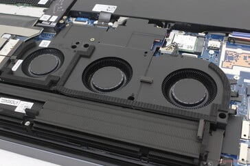 Охлаждающее решение состоит из трех вентиляторов (2x ~50 мм + 1x ~45 мм) и паровой камеры