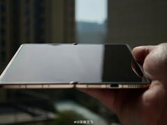 Honor руководитель компании Фей Ванг (Fei Wang) поделился реальными изображениями складного Honor Magic V6.