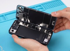 На Apple iPhone 16e относительно легко заменить батарею и заднюю панель. (Источник изображения: REWA Technology)
