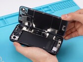 На Apple iPhone 16e относительно легко заменить батарею и заднюю панель. (Источник изображения: REWA Technology)