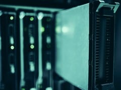 Крупный план серверных стоек в центре обработки данных
