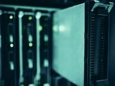 Крупный план серверных стоек в центре обработки данных