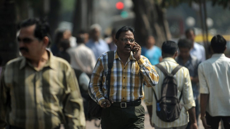 Житель Индии с телефоном в руке (Изображение: NDTV Gadgets)