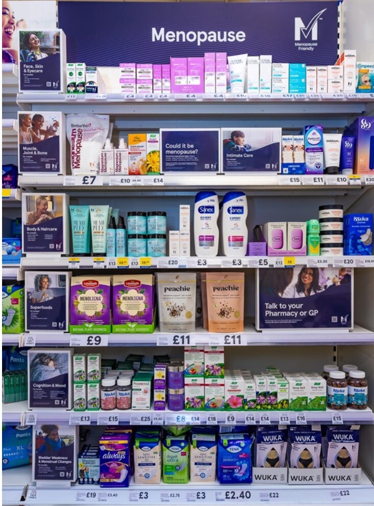 В магазине Tesco в отсеке, посвященном менопаузе, представлены товары, учитывающие симптомы, и QR-ссылки на медицинское просвещение в партнерстве с GenM (Источник изображения: Tesco plc)
