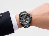 Часы Citizen Attesa CC4107-80H на запястье, демонстрирующие полностью черный титановый корпус и цельный браслет.