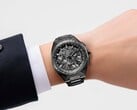 Часы Citizen Attesa CC4107-80H на запястье, демонстрирующие полностью черный титановый корпус и цельный браслет.