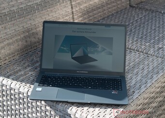 Asus ExpertBook B1 на открытом воздухе