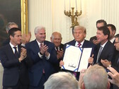 Президент Трамп подписывает закон GENIUS Act, позволяющий усилить контроль над стабильными монетами и эмитентами. (Источник изображения: Белый дом)