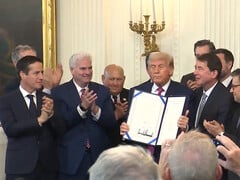 Президент Трамп подписывает закон GENIUS Act, позволяющий усилить контроль над стабильными монетами и эмитентами. (Источник изображения: Белый дом)