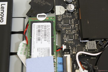 На болтике SSD присутствует пломба Lenovo. Как мило, можно потерять гарантию из-за смены накопителя