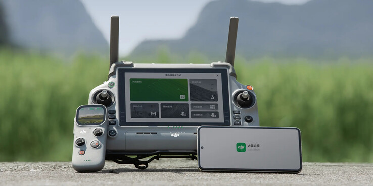 DJI RC Mini AG рядом с пультом дистанционного управления RC Plus 2 AG. (Источник изображения: DJI)