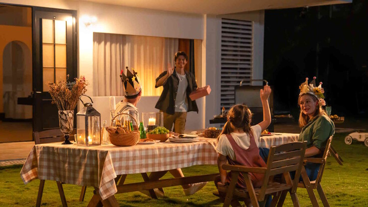 Не обязательно: Освещение может быть теплым белым, что, как правило, приятнее, чем холодное белое. (Источник изображения: Reolink)