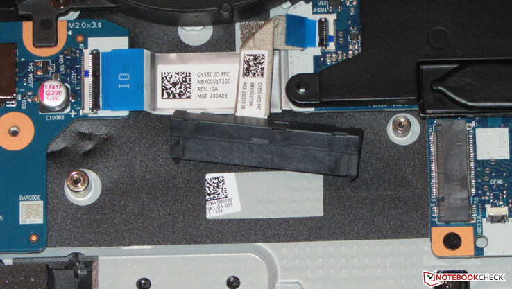 Если снять крепление 2.5-дюймового диска, то можно установить дополнительный NVMe SSD
