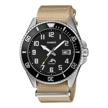 Дайверские часы Casio Duro MDV106C-9AV с чёрным циферблатом, крупными арабскими цифрами, чёрным безелем, корпусом из нержавеющей стали, бежевым тканевым ремешком и жёлтой секундной стрелкой в тон.