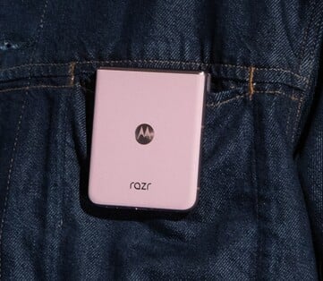 Motorola Razr 2025 в розовом цвете Pantone Parfait Pink. (Источник изображения: Motorola)