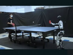 Робот Unitree G1, оснащенный системой HITTER, играет в настольный теннис (Источник изображения: Hybrid Robotics через YouTube; отредактированный скриншот)