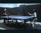 Робот Unitree G1, оснащенный системой HITTER, играет в настольный теннис (Источник изображения: Hybrid Robotics через YouTube; отредактированный скриншот)