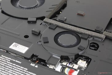 Чтобы получить доступ к слотам SODIMM или SSD, необходимо снять третий вентилятор