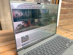 На открытом воздухе (яркий день, без прямого солнечного света)