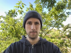 изображение с 12-мегапиксельной фронтальной камеры