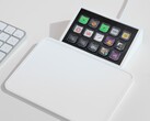 На фото: 15-клавишный модуль Stream Deck, установленный на трекпад. Теперь любители могут добавлять кнопки Stream Deck в свои пользовательские сборки без необходимости разбирать розничные версии. (Источник изображения: Elgato)