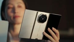 Помимо основного цвета — фиолетового — смартфон Huawei Mate XT2 также будет доступен в цветовых вариантах «золотой/белый» и «золотой/чёрный».