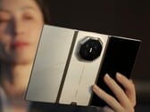 Помимо основного цвета — фиолетового — смартфон Huawei Mate XT2 также будет доступен в цветовых вариантах «золотой/белый» и «золотой/чёрный».