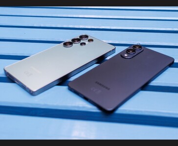 Samsung Galaxy S25 Ultra и Galaxy S25 Edge разместились бок о бок на синем стенде, подчеркивая свои модули камер и тонкие металлические корпуса (Источник изображения: Notebookcheck)