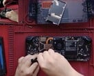 Разборка средней части OLED-дисплея Steam Deck. (Источник изображения: SlickBuys Mods and Repairs)