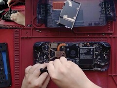 Разборка средней части OLED-дисплея Steam Deck. (Источник изображения: SlickBuys Mods and Repairs)