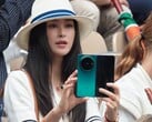Предполагаемый Vivo X Fold 6 в руках Жу Жу.