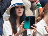 Предполагаемый Vivo X Fold 6 в руках Жу Жу.