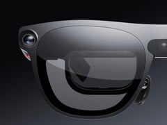 Крупный план очков Xreal Aura с камерой и микро-OLED-дисплеем.