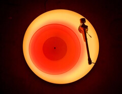 Брайан Ино выпустил в галерее Пола Столпера свою лимитированную серию 2024 Turntable II стоимостью £20 000, которая стала продолжением его культовой модели 2021 Turntable I (Источник: Галерея Пола Столпера)