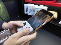 Новый контроллер крепится к нижней части телефона, превращая его в портативную консоль в стиле Game Boy. (Источник изображения: @yoshivesmovie на X)