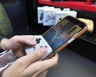 Новый контроллер крепится к нижней части телефона, превращая его в портативную консоль в стиле Game Boy. (Источник изображения: @yoshivesmovie на X)