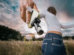 Shure MV88 USB-C легко подключается к смартфону для мобильной записи звука (Источник изображения: Shure)