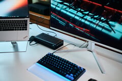 Внешний графический процессор (eGPU) Aorus RTX 5060 Ti AI Box, подключенный к ноутбуку Lenovo ThinkPad X9, на котором запущена игра Cyberpunk 2077 на внешнем мониторе.