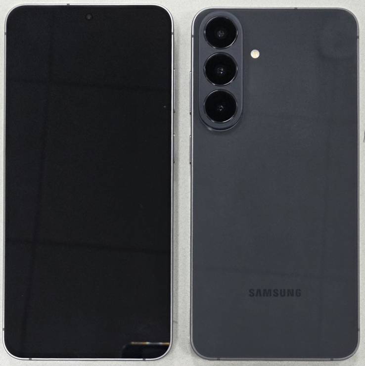 По сравнению с Galaxy A57, у Galaxy S26 FE новая полоска камеры идет по краю.