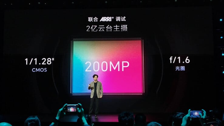 Смартфон Honor's Robot Phone оснащён основным сенсором разрешением 200 МП, установленным на миниатюрном трёхосном стабилизаторе.