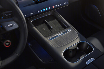 Xiaomi SU7 (2026) в новом цвете Capri Blue: электрический спортивный седан получил нечто большее, чем просто незначительный фейслифтинг. (Источник изоб