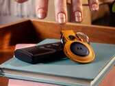 Ожидается, что конкуренты AirTag, такие как Motorola Moto Tag, скоро станут более полезными. (Источник изображения: Motorola)