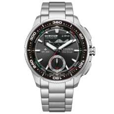 Фронтальное изображение модели Citizen Promaster Wave Tracker JV3001-53E с браслетом из нержавеющей стали, черным безелем и гибридным аналогово-цифровым циферблатом яхтенного таймера.