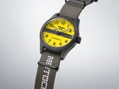 Крупный план модели Seiko 5 Sports Field x Honda Motocompo Limited Edition с акцентом на жёлтый циферблат, логотип Honda и гравированную заводную головку.