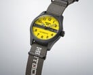 Крупный план модели Seiko 5 Sports Field x Honda Motocompo Limited Edition с акцентом на жёлтый циферблат, логотип Honda и гравированную заводную головку.